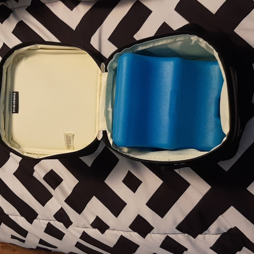 Medela breastmilk cooler bags with icepacks.